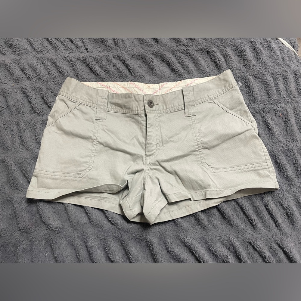 Z Universe light gray shorts